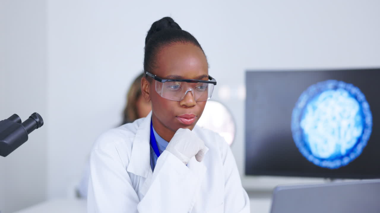 Scienza, riflessione e laptop con una dottoressa