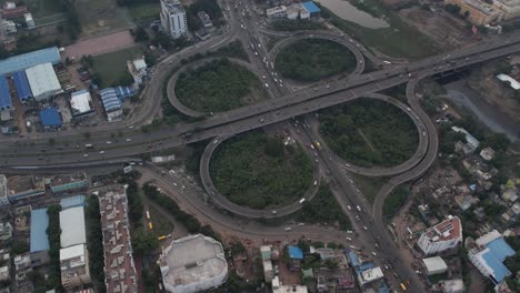 el puente sobrevolador maduravoyal en chennai se puede ver desde arriba, junto con las estructuras cercanas y el tráfico en movimiento