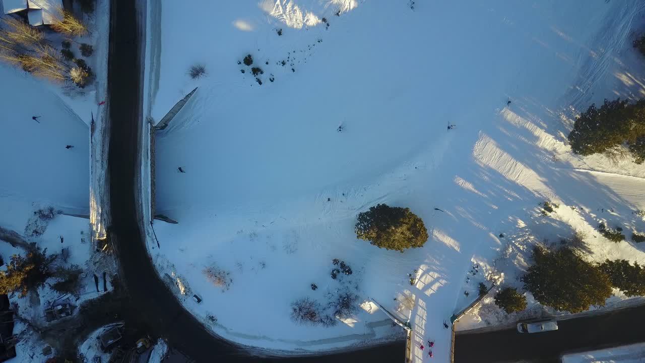 스키어들은 파크 시티에서 슬로프를 내려갑니다.