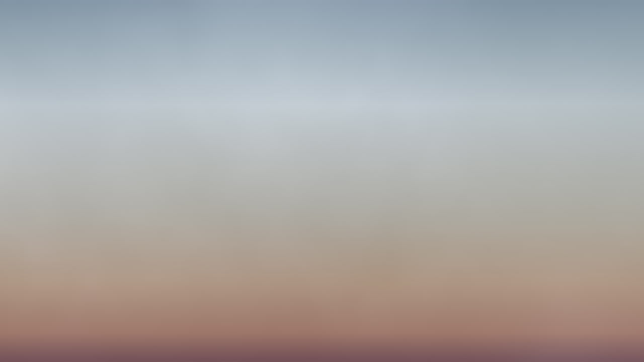 활기찬 일몰은 흐릿한 화려함으로 하늘을 칠합니다.