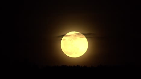 nubes en movimiento en el fondo de la luna