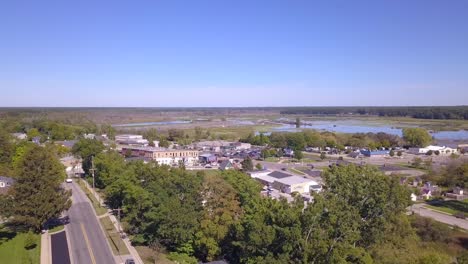 antena panorámica delantera de la torre de la iglesia y la ciudad de montague, michigan