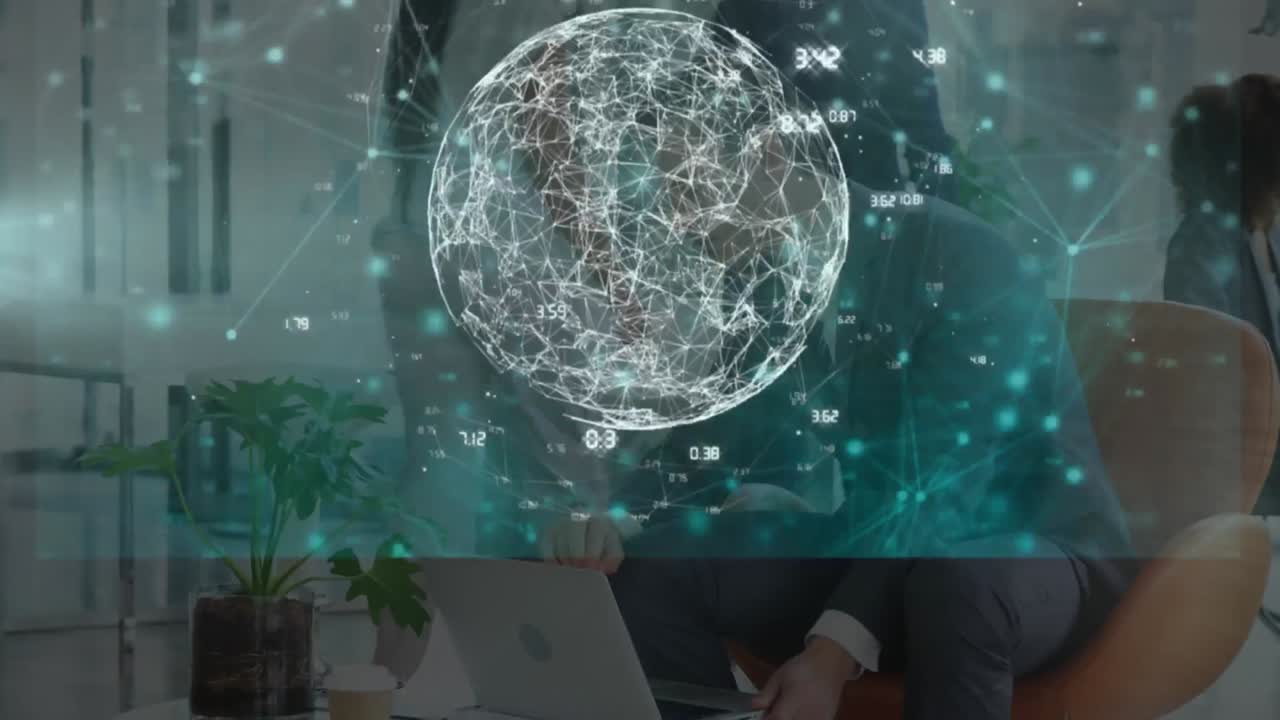 animación del procesamiento de datos con un globo de conexiones sobre un hombre de negocios que usa una computadora portátil