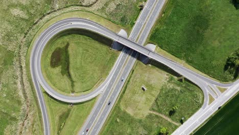 video aéreo dinámico. carretera de circunvalación de varios niveles, intersección de flujos de tráfico. rotación de la cámara.