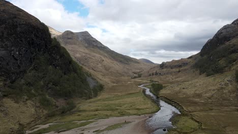 Entstanden-Aus-Den-Unberührten-Gebirgsbächen-Und-Der-Glitzernden-Schneeschmelze-Von-Ben-Nevis,-Schlängelt-Sich-Das-Wasser-Von-Nevis-Mit-Einem-Gefühl-Von-Zielstrebigkeit-Und-Ruhe-Durch-Die-Malerischen-Schottischen-Highlands