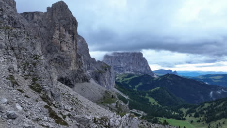 Dolomitas-Y-Valle-Verde-En-Temporada-De-Verano,-Italia