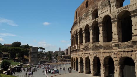 Pared-Interior-Del-Coliseo-Y-El-Arco-De-Constantino