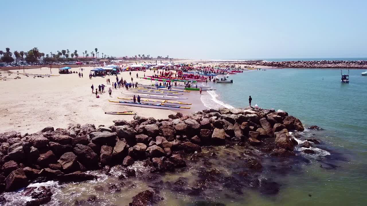 벤투라 캘리포니아 1 근처 태평양에서 조정 경기를 하는 동안 해변에서 아우트리거 카누 위로 공중