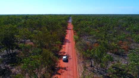 seguimiento de coche en camino de tierra roja