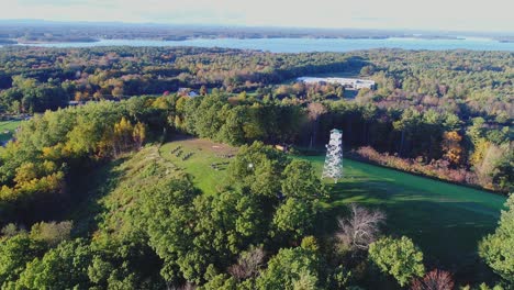 Drohnenumlaufbahn-Gegen-Den-Uhrzeigersinn-Des-Stratham-Fire-Tower-In-Stratham,-NH-Während-Der-Goldenen-Stunde-Im-Frühherbst