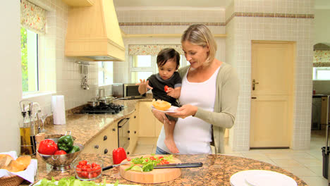 Mujer-Con-Hijo-En-Su-Cocina-Armin