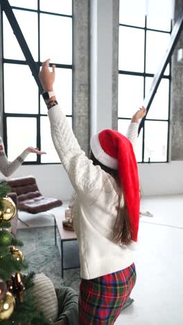 una mujer feliz bailando con un sombrero de papá noel.
