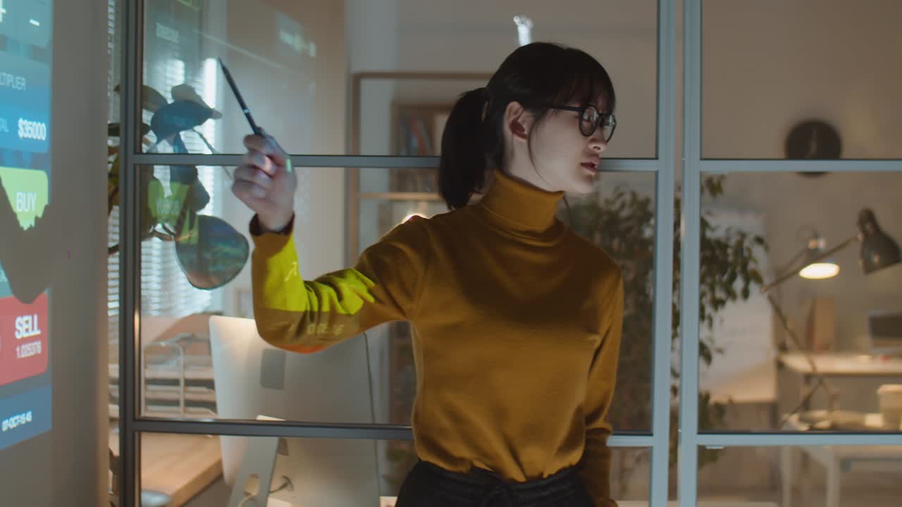 equipo de negocios multiétnico cooperando por la noche reunión en la oficina