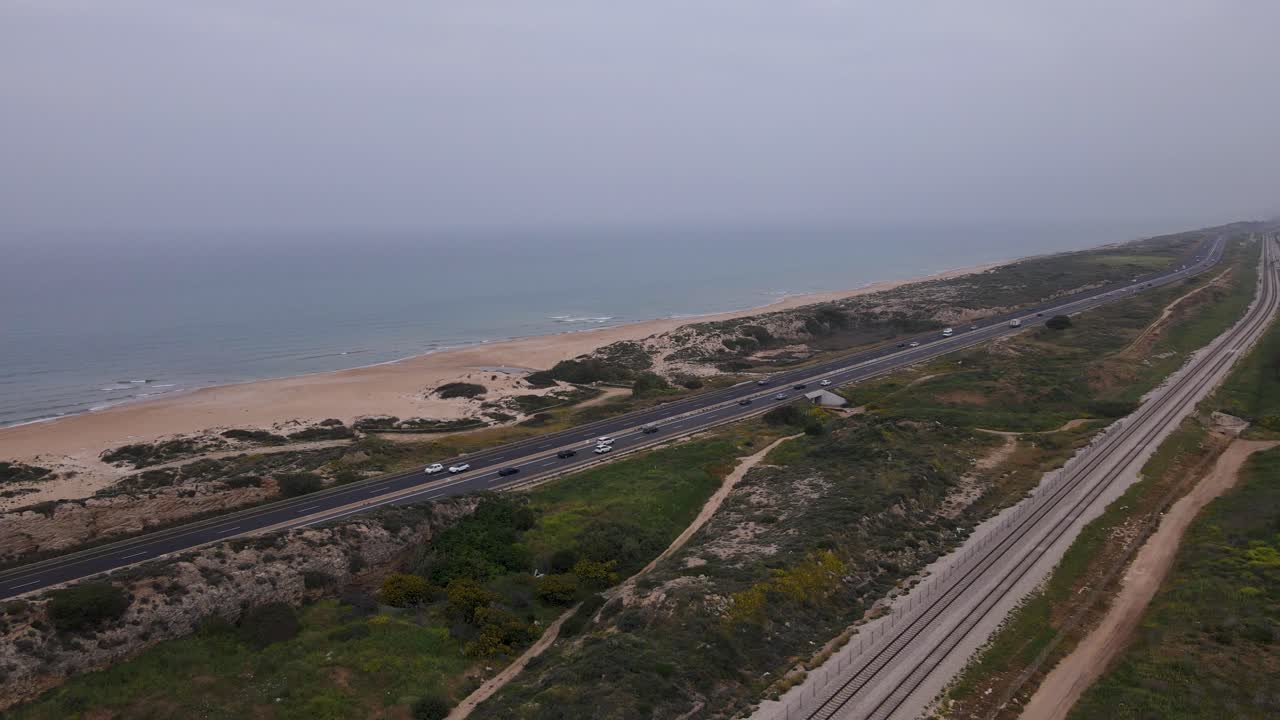 megadim moshav, israel - coches viajando en la carretera costera adyacente a la costa del mediterráneo - fotografía aérea de un dron