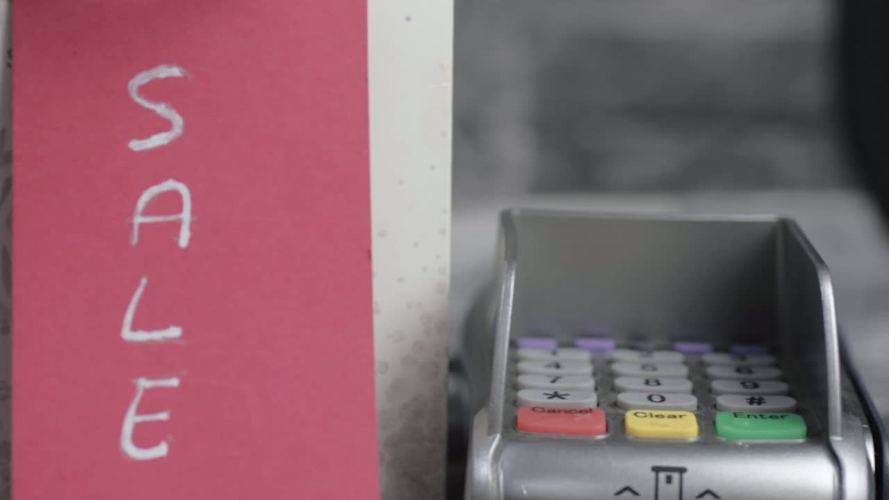 Insegna di vendita e carrellata della macchina per il pagamento PDQ