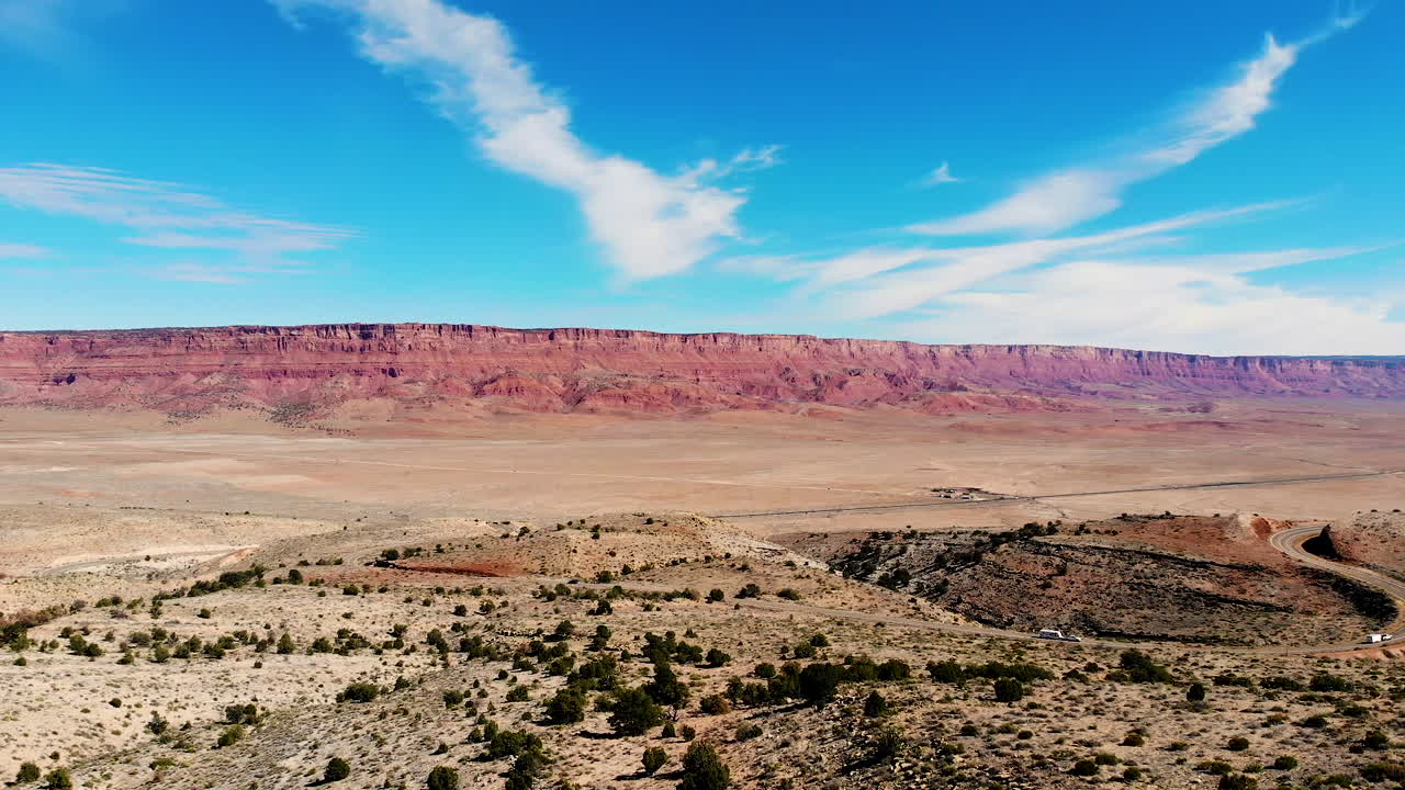 автомобили проезжают по живописному шоссе 89a с видами на скалы вермилион