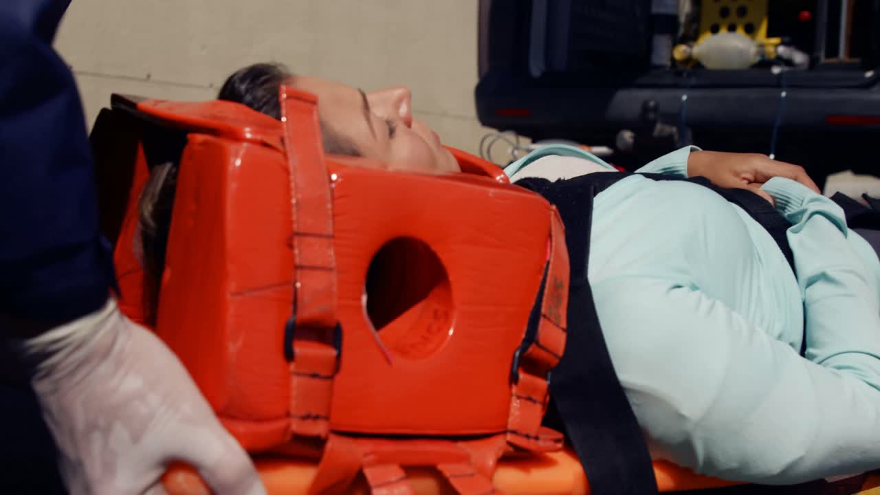 여성 을 운반 하는 구급차 팀