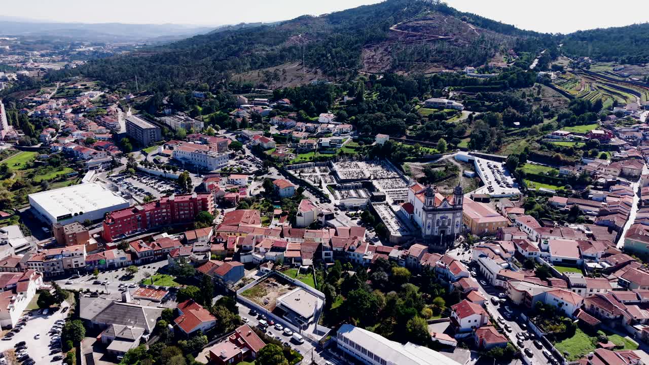 Vista aerea della chiesa principale di Valongo con edifici urbani e colline