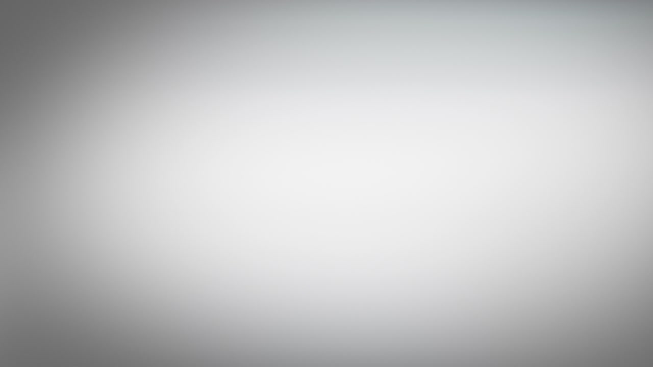 vuelo de sandía y rebanadas en fondo gris oscuro