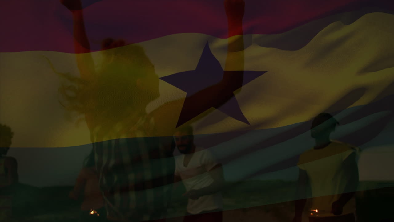 animación de ondear la bandera de ghana sobre un grupo de amigos diversos en la playa