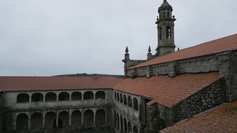 Primer-Plano-Aéreo-De-Ventanas-Arqueadas-A-Lo-Largo-De-Los-Pasillos-Del-Monasterio-De-Santa-María-De-Xunqueira.