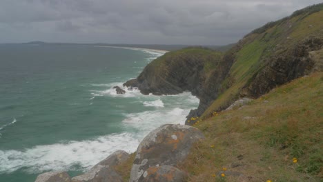 Mächtige-Meereswellen,-Die-An-Den-Küstenklippen-Der-Halbinsel-Krachen---Blick-Auf-Crescent-Head,-Nsw,-Australien