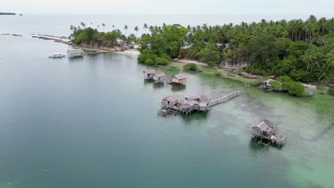 Cabañas-De-Aldea-Pesquera-Sobre-Pilotes-En-La-Costa-De-La-Isla-De-Balabac-Y-Formaciones-Rocosas-De-Timbayan