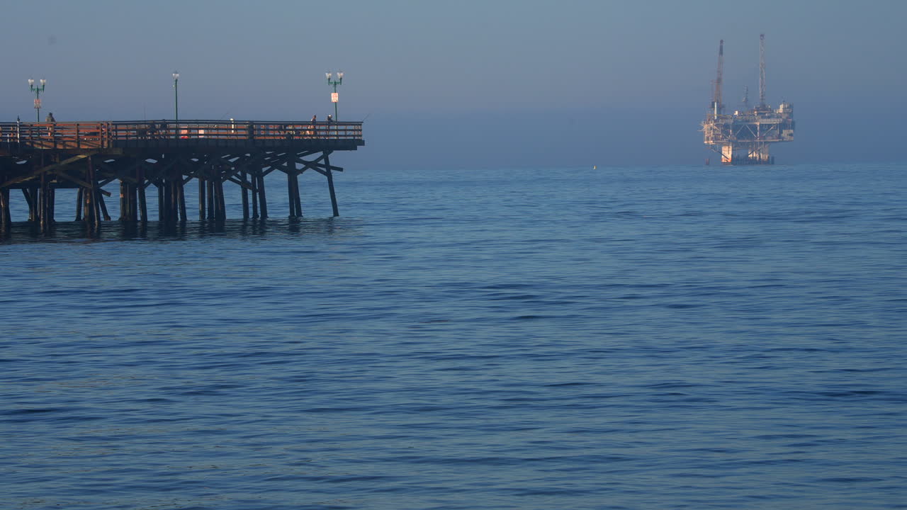 plataforma petrolífera en el muelle de seal beach en california