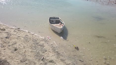 Altes-Fischerboot-Am-Strand-Verankert