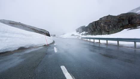 Niebla-En-La-Carretera,-Noruega.