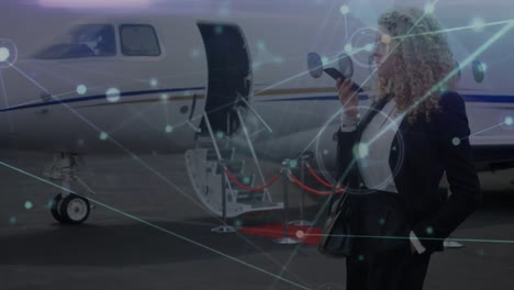 red de conexiones contra una mujer de negocios caucásica hablando por teléfono inteligente en el aeropuerto