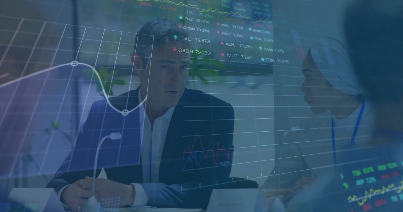 Manager che parla al microfono a un tavolo, con un overlay finanziario che appare gradualmente e mostra le tendenze di mercato.