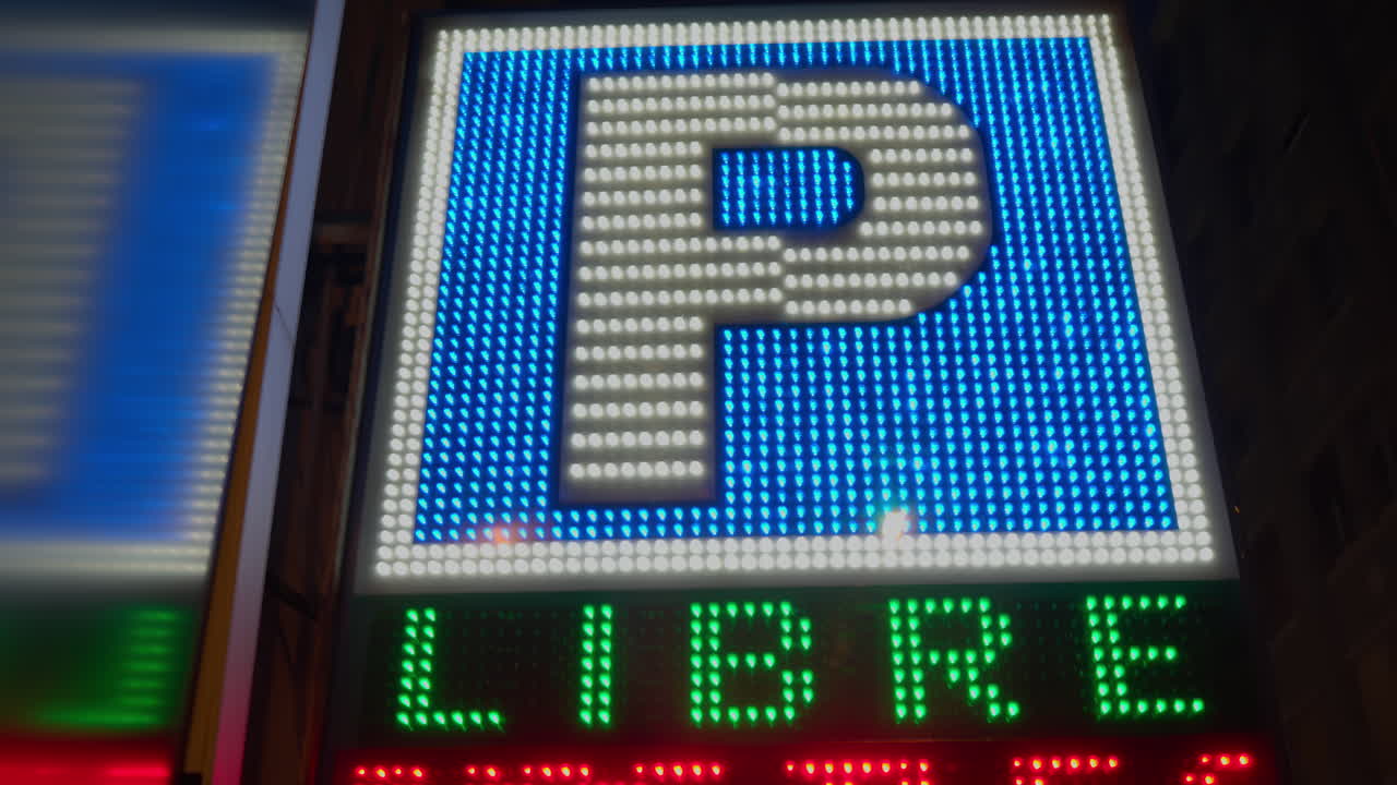Dynamic LED Parking Sign Flashing 'Libre' and 'Plazas' at Night