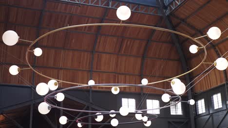 candelabro ovalado doble en el espacio industrial