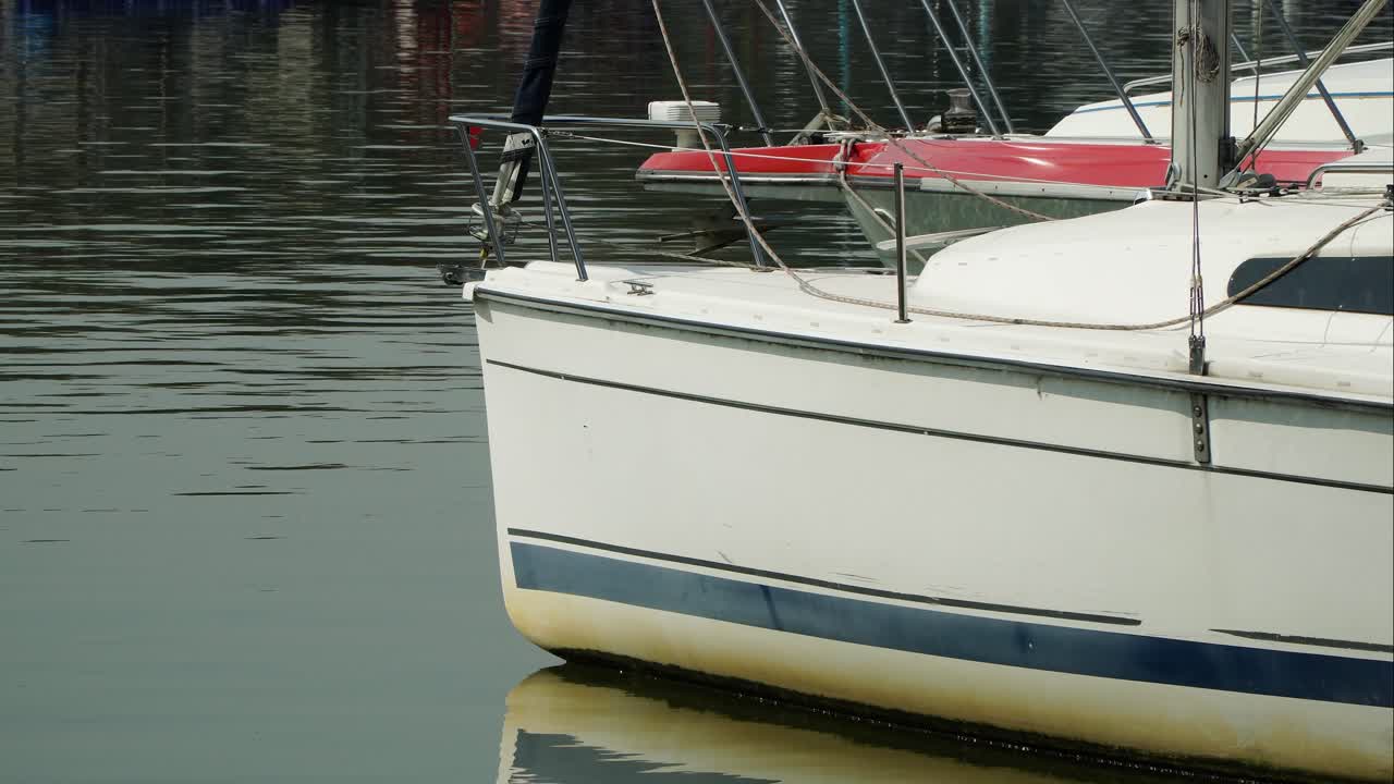 cerca de la proa de un barco amarrado en el río han