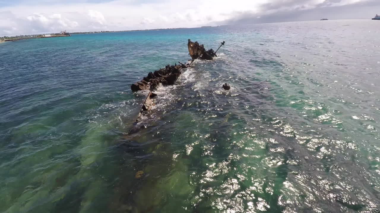 antena sobre un naufragio oxidado en el puerto de tuvalu