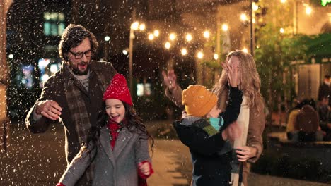 Nahaufnahme-Der-Kaukasischen-Glücklichen-Familie,-Die-Zu-Weihnachten-Mit-Dem-Schnee-Auf-Der-Straße-Spielt