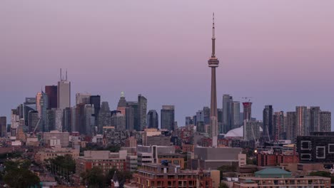 toronto, kanada, timelapse - schlussbild von sonnenuntergang der skyline von toronto von der queen street west