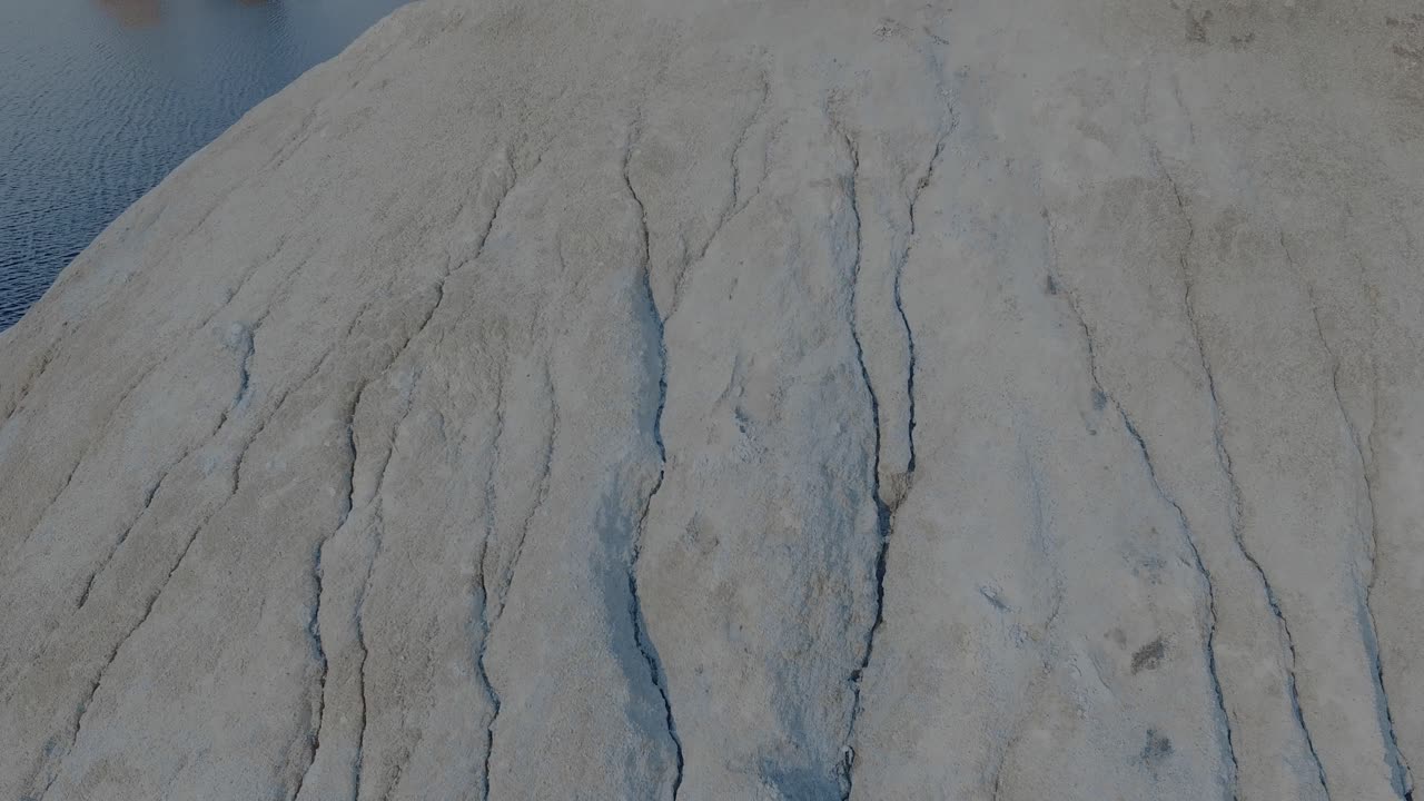 호수 를 내려다보는 모래 언덕 에 있는 여자