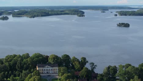 Luftschwenk-Drohnenaufnahme-Der-Burg-Taxinge,-Umgeben-Von-Wunderschöner-Natur