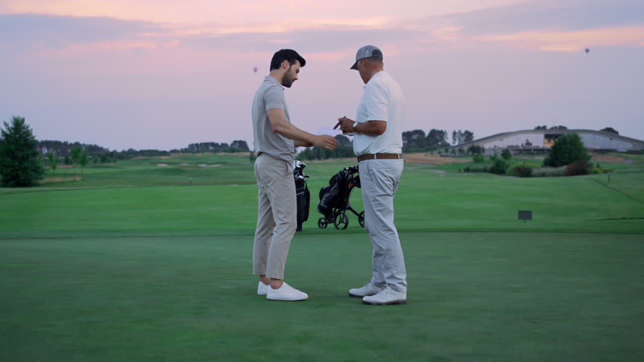 분노 한 골프 선수 들 은 그린 코스 에서 종이 에 서명 한다. 스포츠 팀 은 컨트리 클럽 에서 논쟁 한다