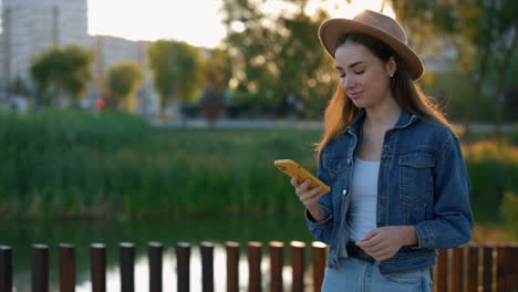 mujer hablando por teléfono en un parque