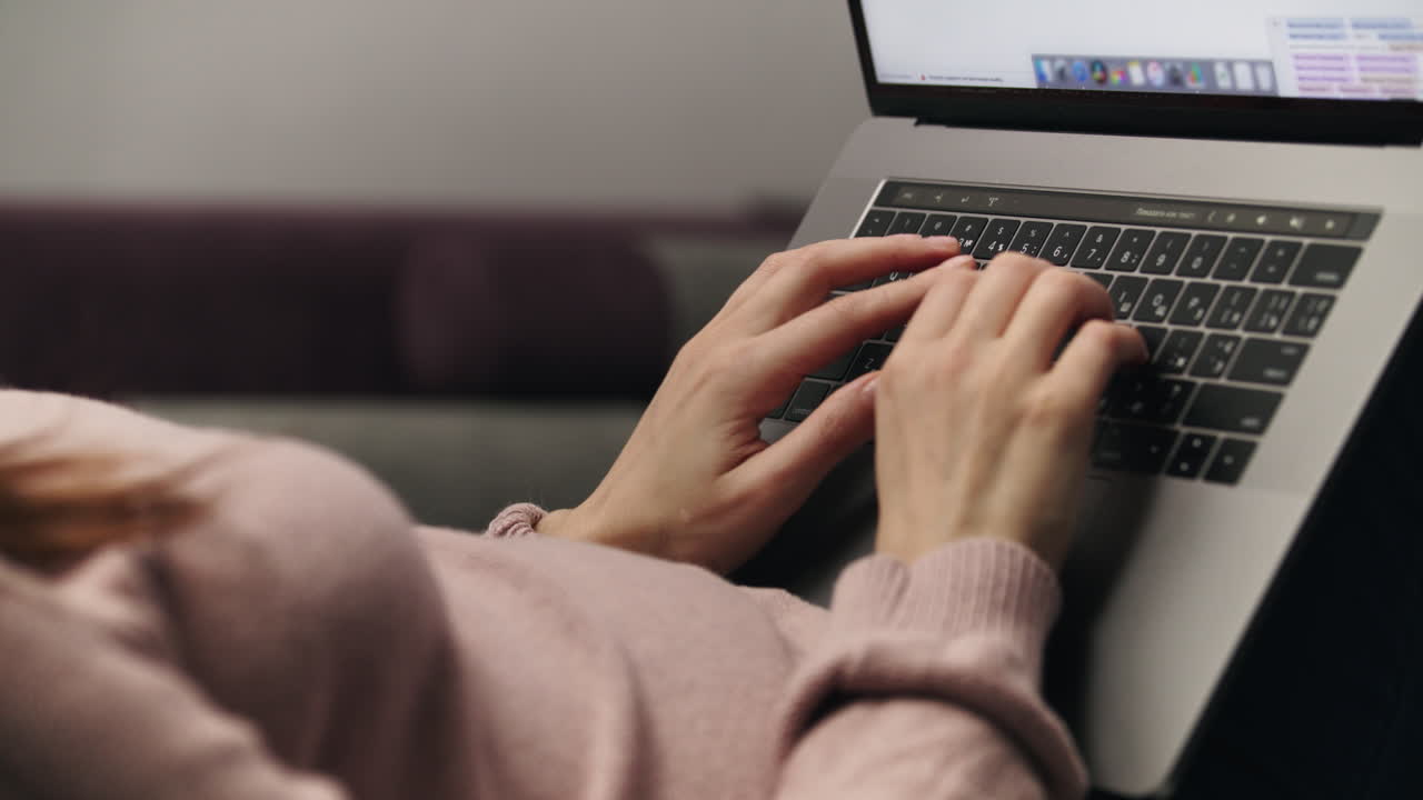 manos de mujer escribiendo texto en el teclado de la computadora portátil. manos femeninas trabajando en el teclado