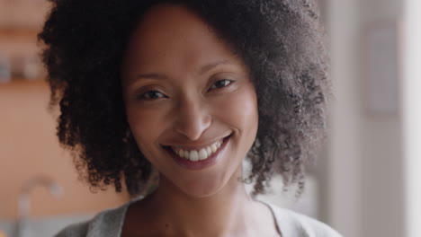 Retrato-Hermosa-Mujer-Afroamericana-Sonriendo-Feliz-Mirando-Confiado