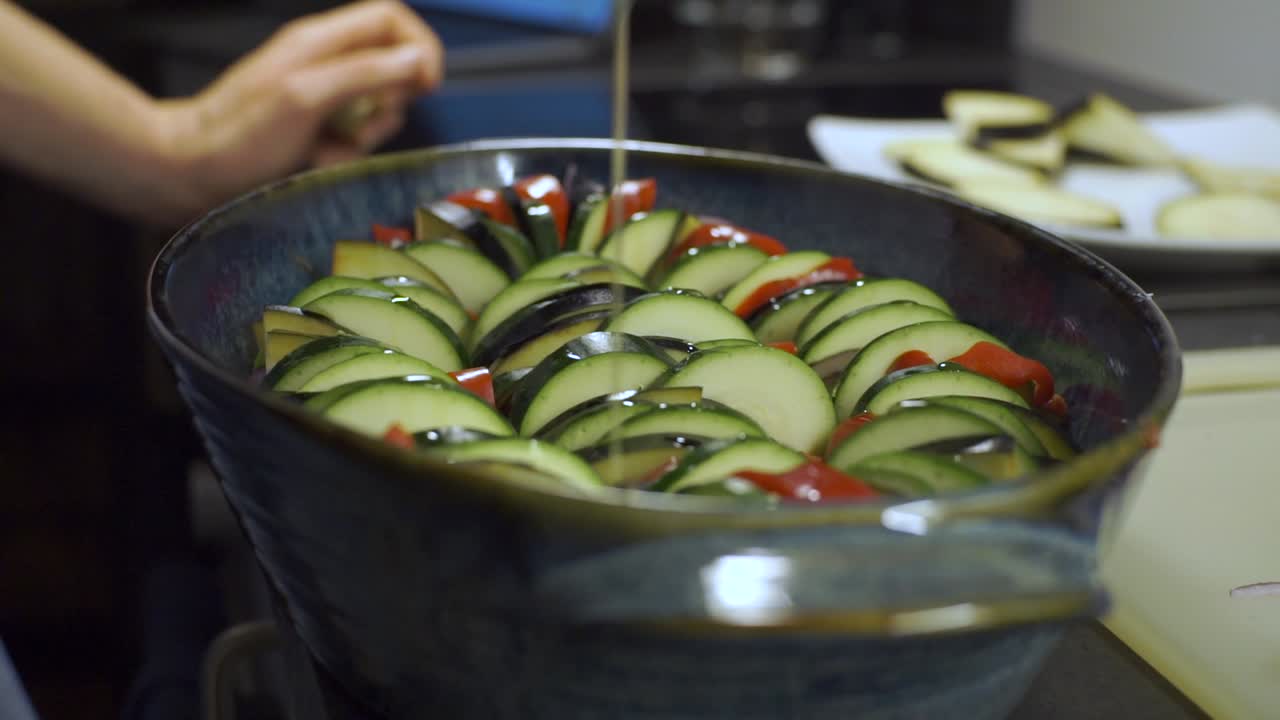 채식 음식에 올리브 오일을 붓습니다.