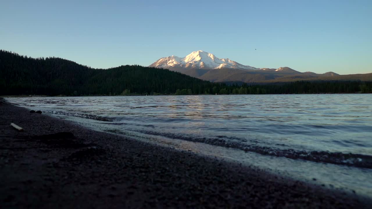 imágenes en cámara lenta de la vista del monte shasta desde el lago siskiyou