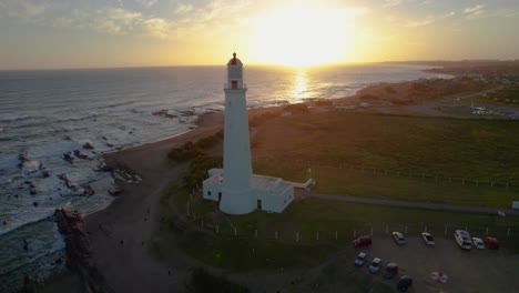 Vista-Aérea-Al-Atardecer-Del-Faro-De-Farol-En-Portugal-Con-Olas-Costeras