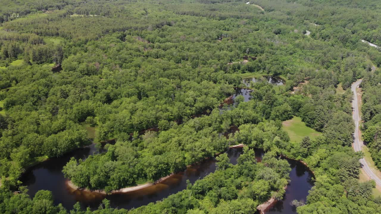 lento y ancho paso aéreo sobre el río schroon y el norte del estado de nueva york, estados unidos