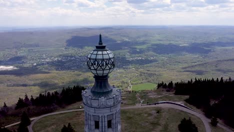 imágenes aéreas de la torre conmemorativa de guerra en la cumbre del monte