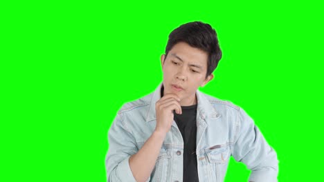 혼란스러운 젊은 잘생긴 남자가 스튜디오에서 생각